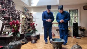 Praying to the God, Jade Emperor, with a congregation member